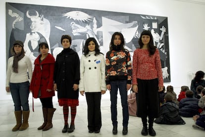 La coreógrafa peruana Karin Elmore (tercera por la izquierda), junto a otras artistas que participan en el proyecto <i>Tu cuerpo, el mío.</i>