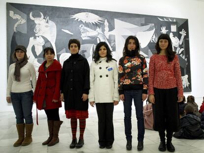 La coreógrafa peruana Karin Elmore (tercera por la izquierda), junto a otras artistas que participan en el proyecto <i>Tu cuerpo, el mío.</i>