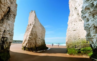 Dos bañistas en Botany Bay, al sur de Inglaterra.