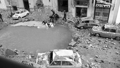 Socavón que produjo la explosión de un artefacto de ETA, en el atentado que mató al almirante Carrero Blanco, en Madrid, en 1973.