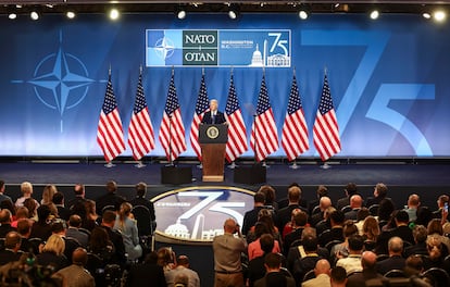 Biden habla a los periodistas reunidos en la cumbre de la OTAN.