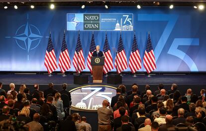 Biden habla a los periodistas reunidos en la cumbre de la OTAN.