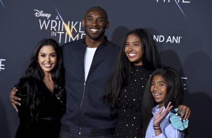 Kobe Bryant y su esposa Vanessa con sus dos hijas mayores, Natalia y Gianna en un estreno en febrero de 2018 en Los Ángeles.