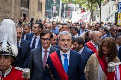 Salvador Illa, de camino a la misa de la Mercè, junto al alcalde de Barcelona Jaume Collboni.