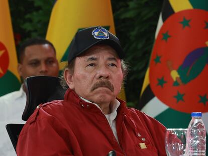 Daniel Ortega observa durante un evento de la Alianza Bolivariana para las Américas, en Caracas, Venezuela, en abril de 2024.