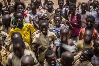 Niños bailan y celebran en su último día de escuela antes de las vacaciones de verano en el campamento de Sikaboutu.
