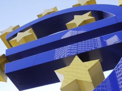 Logotipo del euro frente a la sede del BCE 
