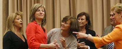 Bibiana Aído (segunda por la izquierda) recibe la bienvenida de los miembros de la mesa de la Comisión de Igualdad del Congreso.