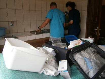 Emilio y Lucía preparando el material en el centro de salud de Bikok.