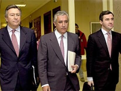 Los populares Luis de Grandes, Javier Arenas y Ángel Acebes, a su llegada a una reunión del Pacto Antiterrorista.