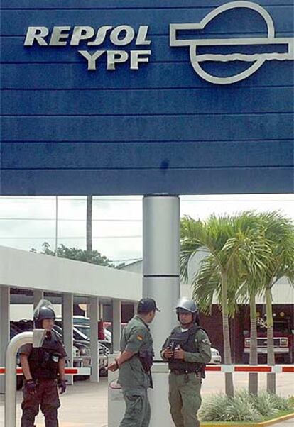 Policías bolivianos en la sede de Repsol YPF en Santa Cruz.