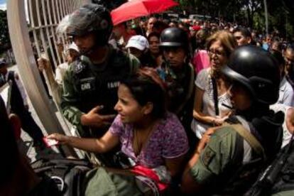 Decenas de personas fueron registradas este sábado al hacer cola para ingresar a una tienda de la cadena Daka, en Caracas (Venezuela).