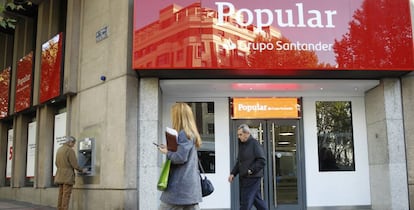 Una sucursal del Popular, poco después de su compra por Banco Santander.