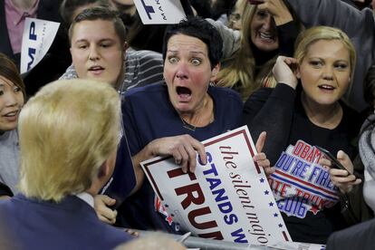 Una mujer reacciona tras ser saludada por el candidato republicano, Donald Trump, en un mitín en Lowell, Massachusetts, el 4 de enero de 2016.