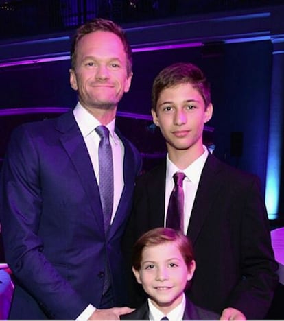 En esta foto aparece junto a Neil Patrick Harris, el famoso Barney Stinson de la serie 'Cómo conocí a vuestra madre'.