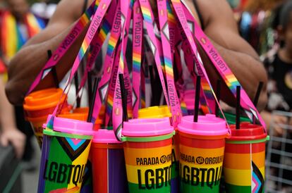 Un vendedor callejero vende souvenirs durante el desfile de Orgullo LGBT anual.