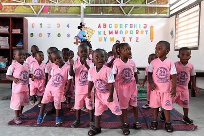 Los niños y los maestros de preescolar están muy contentos con sus nuevas clases recicladas en Gonzagueville, un suburbio de Abiyán, la capital económica de Costa de Marfil. En el país, muchos pequeños no tienen acceso a la educación por falta de infraestructura en su comunidad.
