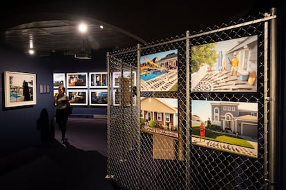 Fotos de vecinos de suburbios americanos mostrando sus arsenales de armas en la exposición 'Suburbia' del CCCB