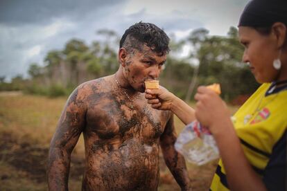 Camila, que pertenece a las FARC, da a su novio Cristobal un helado durante una partido de fútbol en el campamento El Diamante (Colombia).