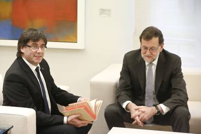 Mariano Rajoy junto a Carles Puigdemont en el Palacio de la Moncloa.
