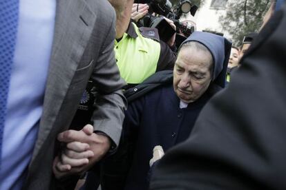 Sor Mar&iacute;a, a la salida del juzgado donde fue citada a declarar.