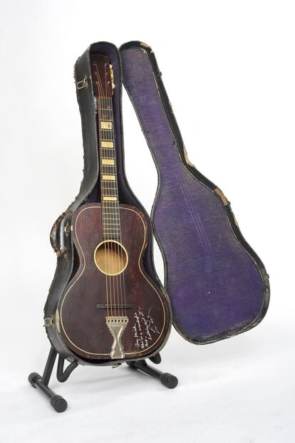 Guitarra de los años treinta que fue regalada a Mick Jagger en 1991 por el guitarrista Les Paul, incluida en la exposición 'Exhibitionism'.
