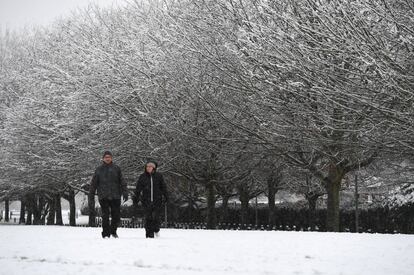 Una pareja camina por una parque nevado en High Wycombe (Inglaterra).