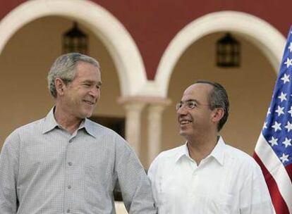 George W. Bush, a la izquierda, sonríe al presidente mexicano, Felipe Calderón, al inicio de una reunión en marzo de 2007.