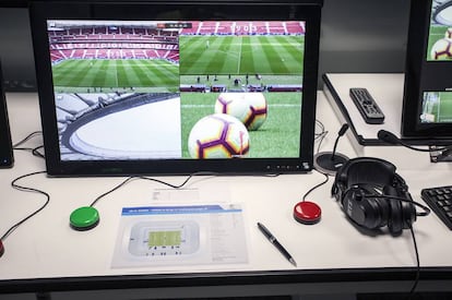 Detalle de una cabina del VAR, antes del comienzo de un partido de LaLiga. El árbitro que se sienta aquí habla con su homólogo en el estadio pulsando el botón verde. El botón rojo sirve para hacer marcas de jugadas que van a ser revisadas.