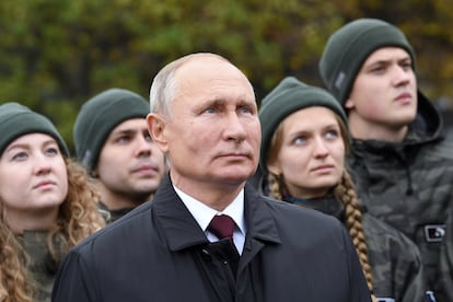 Putin junto a un grupo de jóvenes en una ceremonia en la Plaza Roja, este miércoles.