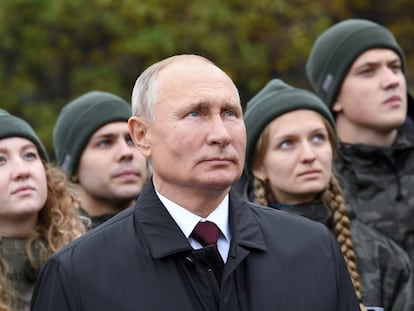 Putin junto a un grupo de jóvenes en una ceremonia en la Plaza Roja, este miércoles.