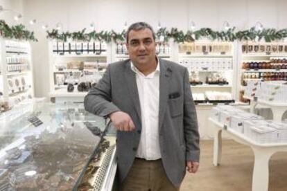 Ángel Velasco, en la tienda del Paseo del Prado de Madrid.