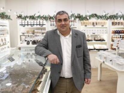 Ángel Velasco, en la tienda del Paseo del Prado de Madrid.