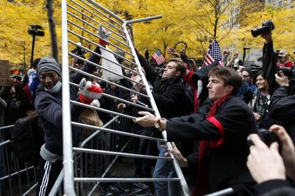 Manifestantes del movimiento 'Ocupa Wall Street' tratan de retirar las vallas que protegen el parque Zuccotti, epicentro de las protestas en Nueva York.