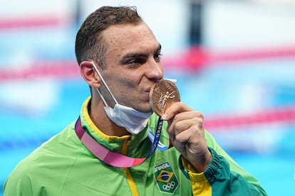 Fernando Scheffer celebra o bronze nos 200m nado livre