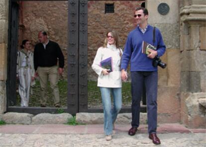 Los novios pasearon por las hermosas calles de Albarracín, que muestran la grandeza de las casonas y su arquitectura popular irrepetible. Se asomaron al mirador, y acompañados de Antonio Jiménez, director de la Fundación Santa María, visitaron la catedral y el palacio episcopal, que el Príncipe ya conocía de cuando realizó su primer viaje oficial a la comunidad.