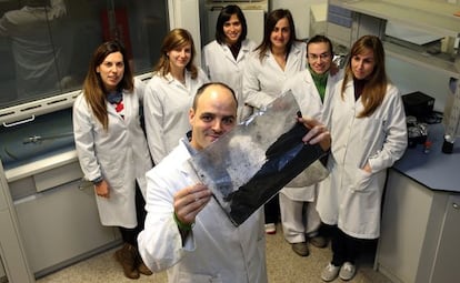 Javier P&eacute;rez, junto a empleadas de la empresa riojana Avanzare, muestra una bolsa con grafeno.