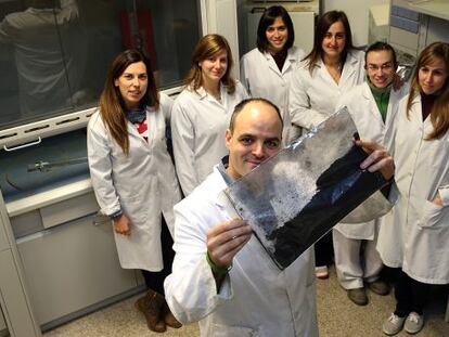 Javier P&eacute;rez, junto a empleadas de la empresa riojana Avanzare, muestra una bolsa con grafeno.