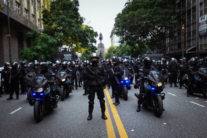 Fuerzas de seguridad argentinas avanzan sobre la avenida luego de la movilización a Plaza de Mayo, en Buenos Aires.