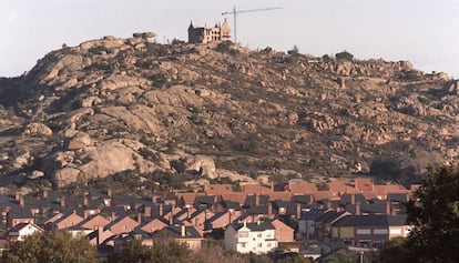 Varias viviendas en Torrelodones con el palacio del Canto del Pico al fondo.