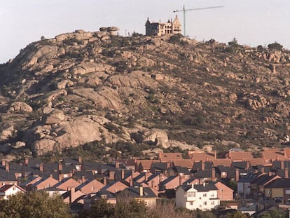 Varias viviendas en Torrelodones con el palacio del Canto del Pico al fondo.