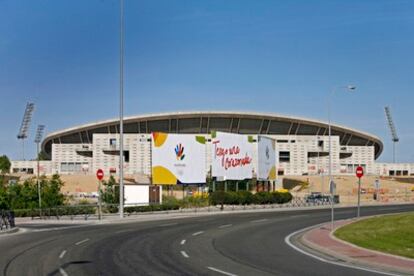 Estadio olímpico La Peineta con carteles promocionales de la candidatura olímpica de Madrid 2016.