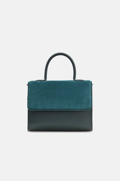 Los bolsos de Moi & Sass se caracterizan por sus cortes limpios, sus colores neutros y sus siluetas femeninas y minimalistas. Nacieron con la intención de convertirse en accesorios de calidad, tan funcionales como imprescindibles, para adaptarse a todo tipo de situaciones. Así han logrado crear unos bolsos icónicos sin faltar a su característica simplicidad. Su Loa Cypress verde está confeccionado a mano por artesanos españoles en cuero de la mejor calidad. Cuenta con una correa larga, una cartera desmontable y un llavero. Precio: 540 euros.