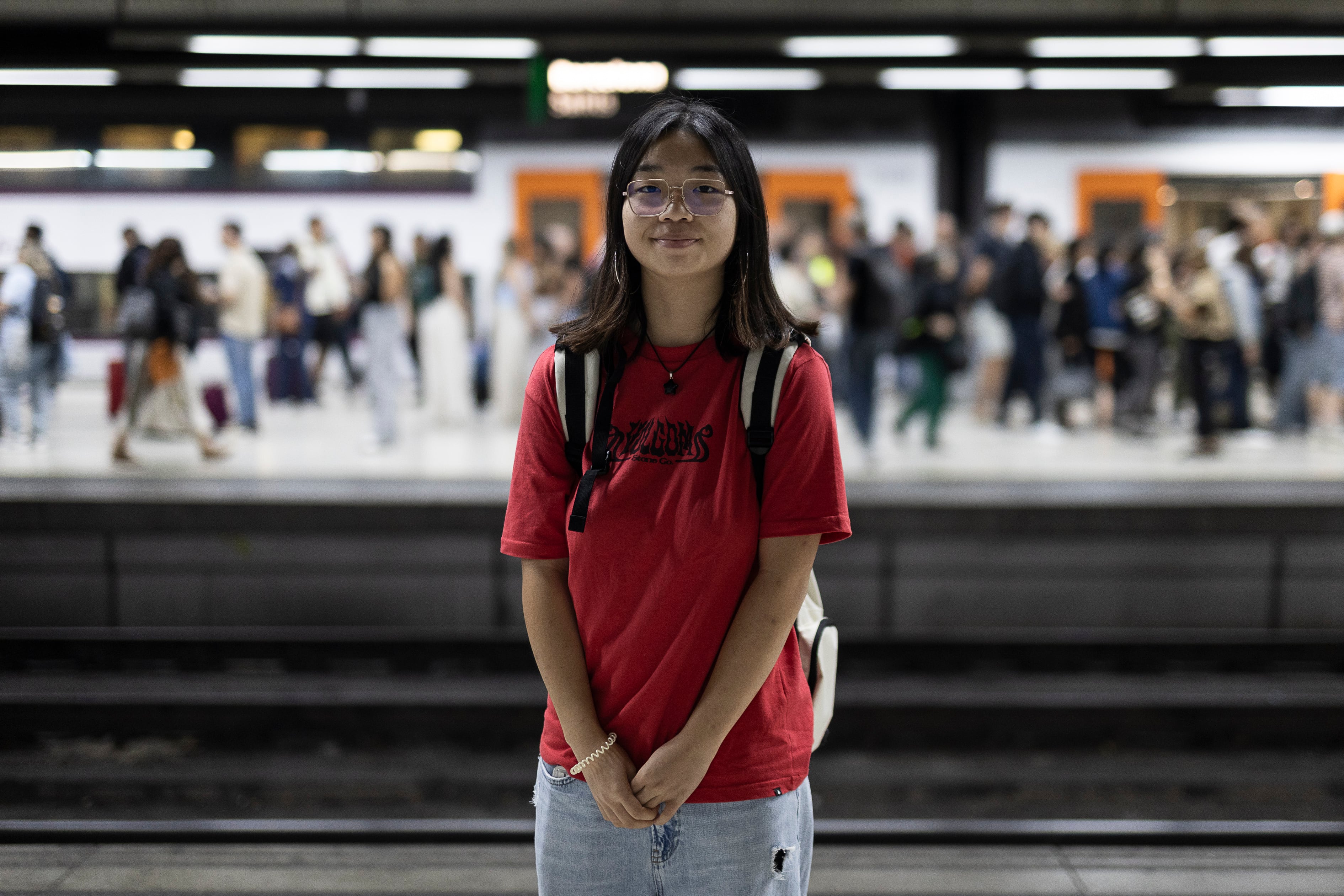 Carlota Hernando, 20 años, en la estación de Sants.