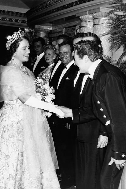 Y también se codeó con personajes que podían lucir el armiño real, como la Reina Madre, con quien coincidió en 1959 en la gala benéfica Royal Variety de Londres.