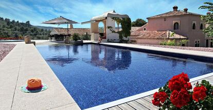Piscina del hotel Masía La Mota, en Alcoy (Alicante)