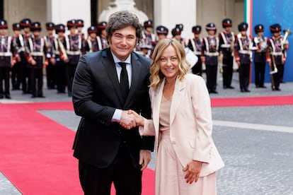Javier Milei, presidente de Argentina, y Giorgia Meloni, primera ministra de Italia, este viernes en Roma.