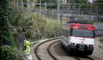 Un tren de cercan&iacute;as a la altura de Hospitalet del LLobregat.