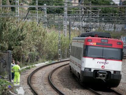 Un tren de cercan&iacute;as a la altura de Hospitalet del LLobregat.