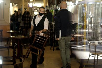 Un camarero del Cafè de l'Òpera de Barcelona, este miércoles.